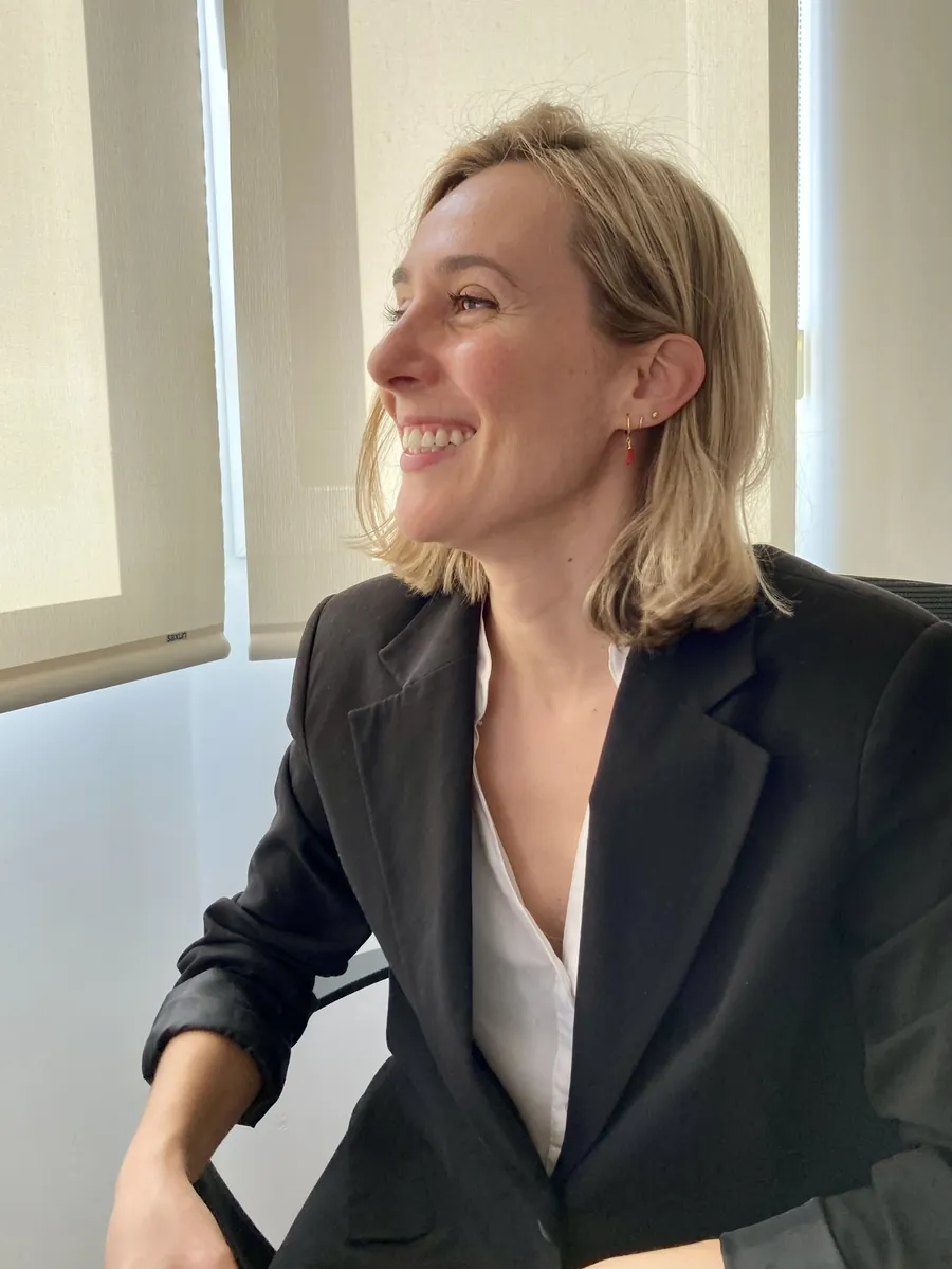 Rocío Gironés sonriendo en su consulta